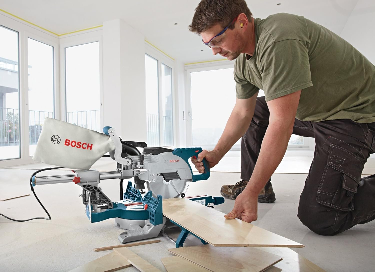 BOSCH 8-1/2 Inch Single Bevel Sliding Compound Miter Saw CM8S, Blue